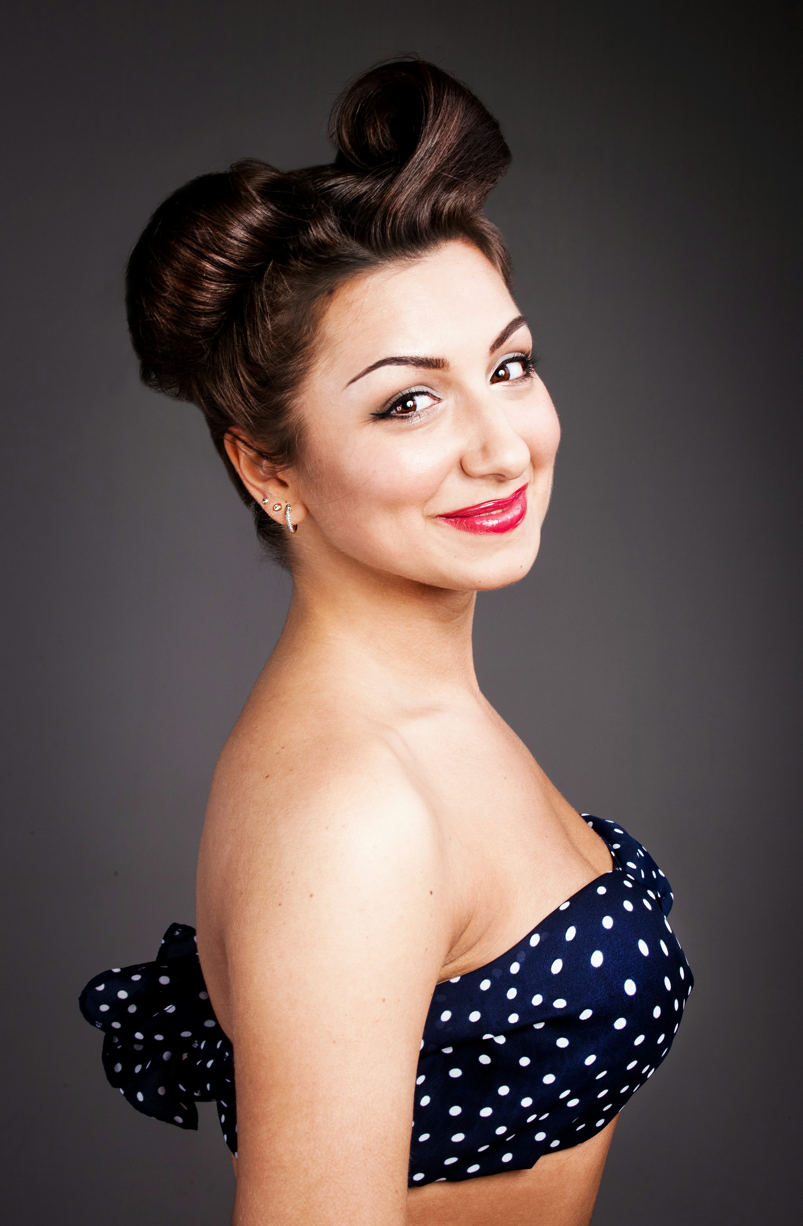 woman wearing black and white bandeau